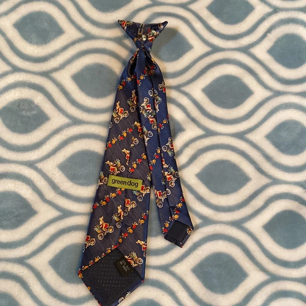 Easter Bunny 100% silk child’s neck tie w snap on collar; 14” Long base; EUC